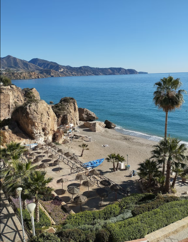 Vue sur la plage Calahonda depuis le Balcón de Europa, Nerja